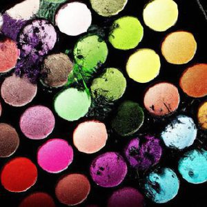 Jak wykonać makijaż smokey eyes? Poradnik krok po kroku